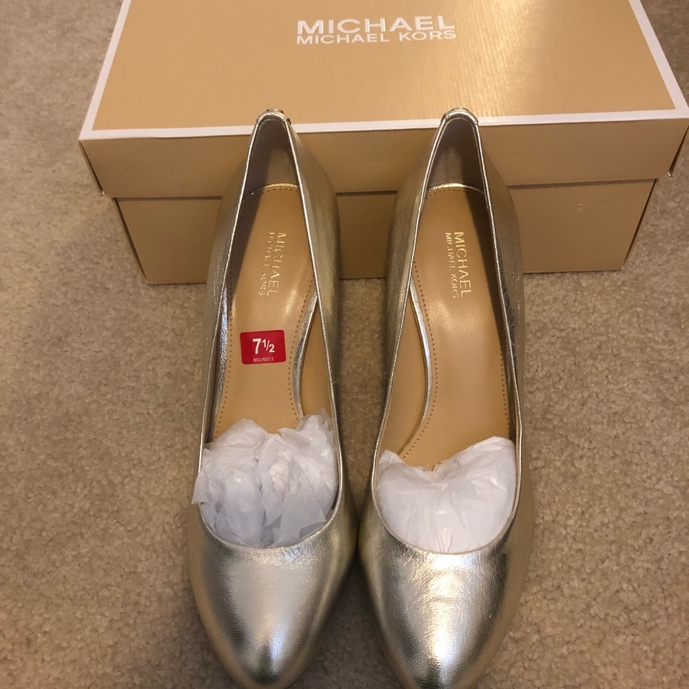 Brand new Michael Kors gold pumps, women’s 7.5